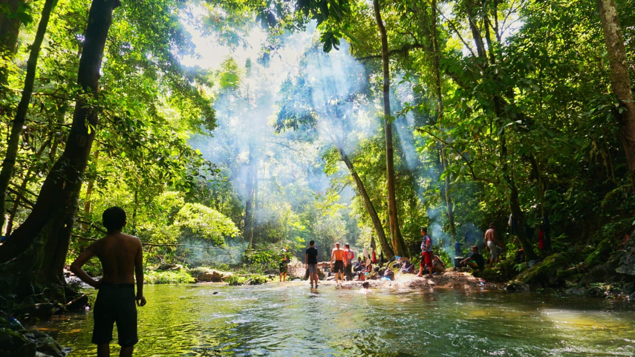 Panga, sebuah kecamatan yang terletak di Kabupaten Aceh Jaya, adalah salah satu destinasi wisata yang semakin populer di kalangan wisatawan, terutama bagi mereka yang mencari pengalaman baru dan berbeda. Dikenal dengan keindahan alamnya yang memukau, Panga menawarkan berbagai tempat wisata yang tidak hanya indah, tetapi juga unik dan kekinian. Dalam beberapa tahun terakhir, kawasan ini semakin banyak dibicarakan di media sosial, membuatnya menjadi buruan para pelancong. Artikel ini akan membahas empat destinasi wisata kekinian di Panga Aceh Jaya yang wajib dikunjungi, termasuk keindahan pantai, keunikan budaya lokal, serta kegiatan seru yang bisa dilakukan di sana. 1. Pantai Kuta Malaka: Surga Tersembunyi di Aceh Pantai Kuta Malaka menjadi salah satu destinasi wisata utama di Panga Aceh Jaya. Pantai ini dikenal dengan pasir putihnya yang lembut dan air laut yang jernih, menciptakan pemandangan yang menakjubkan. Berlokasi tidak jauh dari pusat kecamatan, Pantai Kuta Malaka mudah diakses dan menjadi tempat yang ideal untuk bersantai atau berwisata bersama keluarga. Salah satu daya tarik utama pantai ini adalah suasana yang tenang dan jauh dari keramaian. Pengunjung bisa menikmati kegiatan seperti berjemur, bermain pasir, atau sekadar berjalan di tepi pantai sambil menikmati angin sepoi-sepoi. Selain itu, Pantai Kuta Malaka juga menyediakan berbagai fasilitas yang memadai, seperti warung makan yang menyajikan makanan khas Aceh, serta toilet umum yang bersih. Bagi penggemar olahraga air, Pantai Kuta Malaka juga menawarkan aktivitas seru seperti snorkeling dan berenang. Keberadaan terumbu karang yang beragam menjadikan pantai ini tempat yang ideal untuk menjelajahi kehidupan bawah laut. Pengunjung dapat menyewa peralatan snorkeling di sekitar pantai atau mengikuti tour yang disediakan oleh penduduk setempat. Saat menjelang sore, panorama matahari terbenam di Pantai Kuta Malaka menjadi momen yang tidak boleh dilewatkan. Pemandangan langit yang berwarna keemasan dipadukan dengan suara deburan ombak menjadi pengalaman yang tak terlupakan. Jangan lupa untuk mengabadikan momen indah ini dengan berfoto di spot-spot menarik yang tersedia di sekitar pantai. 2. Air Terjun Teumaja: Keajaiban Alam yang Menyegarkan Air Terjun Teumaja adalah salah satu destinasi wisata yang sangat direkomendasikan bagi para pencinta alam. Terletak di kawasan pegunungan, air terjun ini memiliki ketinggian sekitar 30 meter dan dikelilingi oleh hutan lebat yang masih alami. Suara gemercik air yang jatuh dari ketinggian dan udara segar di sekitarnya menciptakan suasana yang menenangkan. Untuk mencapai Air Terjun Teumaja, pengunjung harus melakukan perjalanan trekking yang cukup menantang, namun pemandangan yang disajikan sepanjang perjalanan akan membuat usaha tersebut terasa sepadan. Dalam perjalanan menuju air terjun, pengunjung dapat menikmati keindahan alam yang memukau, termasuk flora dan fauna yang khas dari daerah Aceh. Sesampainya di air terjun, pengunjung dapat bermain air di kolam yang terbentuk di bawahnya. Suasana yang sejuk dan alami membuat tempat ini cocok untuk bersantai sambil menikmati segarnya air terjun. Bagi yang ingin mencari pengalaman lebih, pengunjung juga bisa melakukan sesi foto di spot-spot menarik yang berada di sekitar air terjun. Air Terjun Teumaja juga menjadi tempat yang ideal untuk piknik bersama teman atau keluarga. Terdapat area yang cukup luas untuk menyebarkan tikar dan menikmati makan siang di tengah alam. Suara air terjun yang mengalir dan pemandangan hijau di sekitar menciptakan suasana yang sangat nyaman dan menyenangkan. 3. Desa Wisata Seumadu: Menyaksikan Keaslian Budaya Lokal Desa Wisata Seumadu adalah destinasi yang menawarkan pengalaman berbeda bagi pengunjung yang ingin mengenal budaya lokal Aceh lebih dekat. Desa ini dikenal dengan tradisi dan kebudayaannya yang masih terjaga dengan baik, sehingga menjadi tempat yang menarik untuk belajar dan berinteraksi dengan masyarakat setempat. Di Desa Seumadu, pengunjung dapat melihat aktivitas masyarakat sehari-hari, seperti bertani dan mencari ikan. Selain itu, wisatawan juga dapat mengikuti berbagai kegiatan tradisional, seperti pembuatan kerajinan tangan dan belajar memasak makanan khas Aceh. Ini menjadi kesempatan emas bagi wisatawan untuk merasakan langsung kehidupan masyarakat lokal dan memahami nilai-nilai budaya yang ada. Salah satu daya tarik utama dari Desa Wisata Seumadu adalah acara-acara kebudayaan yang sering diselenggarakan. Pengunjung dapat menyaksikan pertunjukan tarian tradisional Aceh, musik, dan permainan rakyat yang dapat menambah wawasan tentang kekayaan budaya daerah tersebut. Acara ini biasanya diadakan pada akhir pekan atau saat hari-hari besar tertentu. Selain itu, Desa Seumadu juga menawarkan berbagai produk lokal yang bisa dibeli sebagai oleh-oleh. Pengunjung dapat menemukan kerajinan tangan, makanan tradisional, dan produk pertanian yang dihasilkan oleh masyarakat. Dengan berbelanja di sini, wisatawan tidak hanya membawa pulang kenang-kenangan, tetapi juga membantu meningkatkan perekonomian lokal. 4. Bukit Lawe: Menyaksikan Keindahan Alam dari Ketinggian Bukit Lawe menjadi salah satu tempat wisata yang menarik untuk dikunjungi di Panga Aceh Jaya. Bukit ini menawarkan pemandangan yang spektakuler, terutama saat matahari terbit dan terbenam. Dari puncak Bukit Lawe, pengunjung dapat melihat hamparan lautan, pantai, serta pegunungan yang mengelilingi kawasan ini. Untuk mencapai puncak Bukit Lawe, pengunjung perlu melakukan pendakian yang cukup menantang. Namun, usaha tersebut akan terbayar lunas dengan pemandangan yang menakjubkan dari atas. Banyak pengunjung yang menghabiskan waktu di puncak bukit untuk berfoto dan menikmati momen indah bersama teman atau keluarga. Di sekitar Bukit Lawe, terdapat beberapa spot menarik yang bisa dijelajahi, seperti gua dan sumber air alami. Bagi yang menyukai fotografi, Bukit Lawe menjadi tempat yang ideal untuk mengambil gambar lanskap alam yang menawan. Suasana sejuk di puncak bukit juga sangat cocok untuk bersantai dan menikmati keindahan alam. Tak hanya itu, Bukit Lawe juga menjadi tempat perkemahan yang populer bagi para pecinta alam. Dengan fasilitas yang memadai, pengunjung dapat menikmati pengalaman berkemah di tengah alam yang asri. Malam hari di Bukit Lawe menawarkan pemandangan bintang yang luar biasa, menjadikannya tempat yang sempurna untuk menghabiskan waktu bersama orang terkasih.