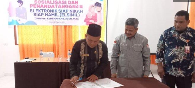 Membangun keluarga yang sakinah, mawaddah, warahmah merupakan dambaan setiap pasangan. Namun, perjalanan menuju pernikahan tidak selalu mulus. Banyak pasangan calon pengantin (catin) yang menghadapi berbagai tantangan, baik dari sisi mental, emosional, maupun spiritual. Untuk membantu calon pasangan dalam mempersiapkan diri menuju pernikahan yang bahagia dan berkelanjutan, Kementerian Agama (Kemenag) Kabupaten Aceh Jaya bekerjasama dengan Dinas Pemberdayaan Perempuan dan Perlindungan Anak (DPMPKB) Aceh Jaya. Kolaborasi ini bertujuan untuk memperkuat pendampingan catin melalui berbagai program dan kegiatan. Diharapkan melalui program ini, catin dapat memperoleh pengetahuan dan keterampilan yang diperlukan untuk menjalani kehidupan rumah tangga yang harmonis dan bermakna. ## Pentingnya Pendampingan Catin dalam Membangun Keluarga Berkualitas Pendampingan catin merupakan proses yang penting dalam membangun keluarga yang berkualitas. Hal ini dikarenakan proses pendampingan dapat membantu catin untuk: Mempersiapkan Mental dan Emosional: Pernikahan merupakan transisi besar dalam kehidupan seseorang. Pendampingan dapat membantu catin untuk mempersiapkan diri secara mental dan emosional untuk menghadapi perubahan peran dan tanggung jawab baru setelah menikah. Meningkatkan Kesadaran dan Pemahaman: Pendampingan dapat meningkatkan kesadaran dan pemahaman catin tentang hak dan kewajiban dalam pernikahan, serta pentingnya komunikasi dan negosiasi dalam membangun hubungan yang harmonis. Membangun Fondasi yang Kuat: Melalui pendampingan, catin dapat membangun fondasi yang kuat untuk pernikahan yang bahagia dan berkelanjutan. Mencegah Konflik dan Kekerasan: Pendampingan dapat membantu catin untuk memahami dan mengatasi konflik yang mungkin terjadi dalam pernikahan, sehingga dapat mencegah terjadinya kekerasan dalam rumah tangga. Meningkatkan Kualitas Hubungan: Pendampingan dapat membantu catin untuk meningkatkan kualitas hubungan mereka, baik dengan pasangan maupun dengan keluarga besar. ## Peran Kemenag Aceh Jaya dalam Penguatan Pendampingan Catin Kemenag Aceh Jaya memiliki peran penting dalam mendukung program pendampingan catin. Peran Kemenag meliputi: Penyediaan Fasilitas dan Tenaga Ahli: Kemenag Aceh Jaya menyediakan fasilitas dan tenaga ahli untuk kegiatan pendampingan catin. Fasilitas ini dapat berupa ruang pertemuan, alat bantu mengajar, dan sumber belajar. Pembinaan dan Pelatihan Pendamping: Kemenag Aceh Jaya melakukan pembinaan dan pelatihan kepada pendamping catin untuk meningkatkan kompetensi dan profesionalitas mereka. Sosialisasi dan Edukasi: Kemenag Aceh Jaya melakukan sosialisasi dan edukasi kepada masyarakat tentang pentingnya pendampingan catin. Sosialisasi ini dapat dilakukan melalui berbagai media, seperti ceramah, seminar, dan workshop. Kolaborasi dengan Instansi Terkait: Kemenag Aceh Jaya juga menjalin kerjasama dengan instansi terkait, seperti DPMPKB Aceh Jaya, untuk memperkuat program pendampingan catin. ## Peran DPMPKB Aceh Jaya dalam Penguatan Pendampingan Catin DPMPKB Aceh Jaya juga berperan penting dalam mendukung program pendampingan catin. Peran DPMPKB meliputi: Penyediaan Data dan Informasi: DPMPKB Aceh Jaya menyediakan data dan informasi tentang catin di Aceh Jaya, yang dapat digunakan untuk menyusun program pendampingan yang efektif. Sosialisasi dan Edukasi: DPMPKB Aceh Jaya melakukan sosialisasi dan edukasi kepada masyarakat tentang pentingnya pendampingan catin, terutama bagi perempuan dan anak. Pembinaan dan Pelatihan Pendamping: DPMPKB Aceh Jaya melakukan pembinaan dan pelatihan kepada pendamping catin untuk meningkatkan kompetensi dan profesionalitas mereka. Pendampingan bagi Korban Kekerasan: DPMPKB Aceh Jaya juga memberikan pendampingan dan bantuan hukum bagi korban kekerasan dalam rumah tangga. ## Program Pendampingan Catin yang Dilaksanakan oleh Kemenag dan DPMPKB Aceh Jaya Kemenag dan DPMPKB Aceh Jaya telah melaksanakan berbagai program pendampingan catin, antara lain: Bimbingan Perkawinan: Bimbingan perkawinan merupakan program yang bertujuan untuk memberikan pengetahuan dan keterampilan kepada catin tentang hak dan kewajiban dalam pernikahan, komunikasi yang efektif, pengelolaan keuangan, dan kesehatan reproduksi. Konseling Pra Nikah: Konseling pra nikah merupakan program yang bertujuan untuk membantu catin dalam mengidentifikasi dan mengatasi masalah yang mungkin dihadapi dalam pernikahan. Konseling ini dilakukan oleh konselor profesional yang terlatih. Kursus Parenting: Kursus parenting merupakan program yang bertujuan untuk memberikan pengetahuan dan keterampilan kepada catin tentang pengasuhan anak. Kursus ini dapat membantu catin untuk mempersiapkan diri menjadi orang tua yang baik dan bertanggung jawab. Workshop dan Seminar: Workshop dan seminar tentang pernikahan dan keluarga juga diselenggarakan secara berkala untuk memberikan informasi dan edukasi kepada catin dan masyarakat luas. ## Tantangan dalam Penguatan Pendampingan Catin Meskipun telah banyak dilakukan upaya untuk memperkuat program pendampingan catin, namun masih ada beberapa tantangan yang dihadapi, yaitu: Kurangnya Kesadaran Masyarakat: Masih banyak masyarakat yang belum menyadari pentingnya pendampingan catin. Kurangnya Tenaga Pendamping: Jumlah tenaga pendamping yang terlatih dan profesional masih terbatas, sehingga tidak semua catin dapat dijangkau. Kurangnya Dana dan Fasilitas: Keterbatasan dana dan fasilitas juga menjadi kendala dalam pelaksanaan program pendampingan catin. Akses Informasi yang Terbatas: Beberapa catin, terutama di daerah terpencil, masih memiliki akses informasi yang terbatas tentang program pendampingan catin. ## Solusi untuk Mengatasi Tantangan dalam Penguatan Pendampingan Catin Untuk mengatasi tantangan yang dihadapi dalam program pendampingan catin, beberapa solusi dapat dilakukan, yaitu: Meningkatkan Sosialisasi dan Edukasi: Sosialisasi dan edukasi tentang pentingnya pendampingan catin perlu terus dilakukan secara masif dan terstruktur. Meningkatkan Jumlah dan Kualitas Tenaga Pendamping: Perlu dilakukan upaya untuk meningkatkan jumlah tenaga pendamping yang terlatih dan profesional. Meningkatkan Alokasi Dana dan Fasilitas: Pemerintah dan stakeholder terkait perlu meningkatkan alokasi dana dan fasilitas untuk mendukung program pendampingan catin. Meningkatkan Akses Informasi: Perlu dilakukan upaya untuk meningkatkan akses informasi tentang program pendampingan catin, terutama bagi catin di daerah terpencil. ## Kesimpulan Kolaborasi antara Kemenag dan DPMPKB Aceh Jaya dalam memperkuat pendampingan catin merupakan langkah yang positif dalam membangun keluarga yang berkualitas. Program pendampingan yang terstruktur dan sistematis dapat membantu catin untuk mempersiapkan diri secara mental, emosional, dan spiritual untuk menghadapi kehidupan pernikahan. Meskipun masih ada beberapa tantangan yang dihadapi, dengan komitmen dan kerjasama yang kuat dari berbagai pihak, program pendampingan catin di Aceh Jaya dapat terus berkembang dan memberikan manfaat yang nyata bagi calon pasangan.