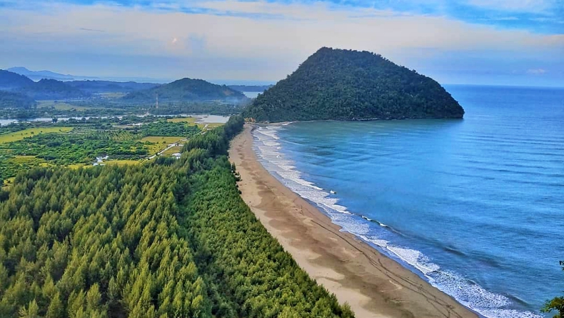 Aceh Jaya, sebuah kabupaten yang terletak di ujung barat Pulau Sumatera, Indonesia, dikenal dengan keindahan alamnya yang memikat dan budaya yang kaya. Setelah beragam upaya untuk memulihkan dan mengembangkan potensi pariwisata setelah masa konflik, Aceh Jaya kini menetapkan dirinya sebagai destinasi unggulan dan desa wisata. Dengan pesona alam yang menakjubkan, keragaman budaya, serta dukungan dari pemerintah dan masyarakat lokal, kawasan ini siap menarik perhatian wisatawan baik domestik maupun internasional. Artikel ini akan membahas secara mendalam mengenai upaya Aceh Jaya dalam pengembangan pariwisata, potensi desa wisata, peran masyarakat, serta tantangan yang dihadapi dalam mencapai visi tersebut. 1. Potensi Alam Aceh Jaya sebagai Destinasi Wisata Aceh Jaya memiliki beragam keindahan alam yang membuatnya menjadi destinasi wisata menarik. Dari pantai yang mempesona hingga pegunungan yang hijau, kawasan ini menawarkan berbagai daya tarik yang dapat dinikmati oleh para wisatawan. Pantai dan Laut Salah satu daya tarik utama di Aceh Jaya adalah pantainya. Pantai seperti Pantai Ujong Kareng dan Pantai Kuala Bubon menawarkan pemandangan yang menakjubkan dengan pasir putih dan air laut yang jernih. Kegiatan seperti snorkeling, menyelam, dan surfing dapat dilakukan di kawasan ini, menjadikannya surga bagi para pecinta olahraga air. Pegunungan dan Hutan Selain pantai, Aceh Jaya juga dikelilingi oleh pegunungan yang menawarkan trekking dan hiking. Kawasan Taman Nasional Gunung Leuser, yang sebagian terletak di Aceh Jaya, merupakan habitat bagi berbagai spesies flora dan fauna langka. Para wisatawan dapat menikmati trekking yang menantang sambil menikmati keindahan alam dan keanekaragaman hayati yang ada. Mata Air dan Air Terjun Aceh Jaya juga memiliki banyak mata air dan air terjun yang menjadi daya tarik tersendiri. Air terjun seperti Air Terjun Tuwi Kule dan Air Terjun Suhom menawarkan ketenangan dan keindahan yang sulit dilupakan. Suara gemericik air serta suasana alami di sekitarnya memberikan pengalaman yang menyegarkan bagi para pengunjung. Kebudayaan dan Tradisi Selain kekayaan alam, Aceh Jaya juga memiliki budaya yang kaya. Tradisi masyarakat yang masih dijaga, seperti tarian, musik, dan kerajinan tangan, menawarkan pengalaman yang unik bagi para wisatawan. Kegiatan festival budaya yang diadakan secara berkala juga menarik perhatian dan memberikan kesempatan bagi pengunjung untuk lebih mengenal budaya lokal. 2. Desa Wisata: Membangun Kemandirian Ekonomi Masyarakat Salah satu inisiatif utama dalam pengembangan pariwisata di Aceh Jaya adalah pengembangan desa wisata. Desa wisata bertujuan untuk memberdayakan masyarakat lokal, meningkatkan ekonomi, dan menawarkan pengalaman autentik kepada wisatawan. Konsep Desa Wisata Desa wisata adalah sebuah konsep di mana masyarakat lokal dilibatkan dalam pengelolaan dan pemanfaatan potensi pariwisata. Hal ini memberikan kesempatan bagi masyarakat untuk mempromosikan produk lokal, kerajinan tangan, dan kuliner khas daerah. Wisatawan tidak hanya menikmati keindahan alam, tetapi juga berinteraksi langsung dengan masyarakat setempat. Pengembangan Infrastruktur Untuk mendukung desa wisata, pemerintah daerah telah melakukan berbagai upaya dalam pengembangan infrastruktur. Pembangunan jalan, fasilitas umum, dan akomodasi yang ramah wisatawan menjadi fokus utama. Hal ini diharapkan dapat meningkatkan aksesibilitas dan kenyamanan bagi pengunjung. Pelatihan dan Pemberdayaan Masyarakat Agar masyarakat dapat berperan aktif dalam pengembangan desa wisata, pelatihan dan pemberdayaan masyarakat menjadi sangat penting. Kegiatan pelatihan bagi pengusaha lokal mengenai manajemen usaha, pemasaran, dan pelayanan kepada pengunjung dilakukan secara berkala. Dengan demikian, masyarakat dapat lebih siap dalam menyambut wisatawan dan memberikan pengalaman terbaik. Dampak Ekonomi Pengembangan desa wisata di Aceh Jaya tidak hanya memberikan dampak positif bagi masyarakat, tetapi juga bagi perekonomian daerah secara keseluruhan. Peningkatan jumlah pengunjung akan membuka peluang usaha baru, mulai dari penginapan, restoran, hingga penyediaan suvenir. Selain itu, pendapatan dari sektor pariwisata dapat digunakan untuk mendanai proyek-proyek pembangunan lainnya di daerah tersebut. 3. Dukungan Pemerintah dan Stakeholder Dalam Pengembangan Pariwisata Pemerintah daerah dan berbagai stakeholder memiliki peran krusial dalam pengembangan Aceh Jaya sebagai destinasi unggulan dan desa wisata. Dukungan yang solid dari semua pihak diperlukan untuk menciptakan ekosistem pariwisata yang berkelanjutan. Kebijakan dan Regulasi Pemerintah daerah telah mengeluarkan serangkaian kebijakan dan regulasi yang mendukung pengembangan pariwisata. Hal ini termasuk perizinan usaha wisata, pelestarian lingkungan, dan promosi pariwisata. Regulasi yang jelas akan menciptakan kepastian bagi investor dan pengusaha lokal untuk berinvestasi di sektor pariwisata. Kerja Sama dengan Pemangku Kepentingan Kerja sama antara pemerintah, masyarakat, dan sektor swasta sangat penting dalam pengembangan pariwisata. Dengan melibatkan semua pihak, program-program yang diimplementasikan dapat berjalan lebih efektif dan sesuai dengan kebutuhan masyarakat. Selain itu, kolaborasi dengan lembaga swasta dapat meningkatkan kualitas pelayanan dan fasilitas yang tersedia bagi wisatawan. Promosi dan Pemasaran Strategi promosi yang efektif menjadi kunci untuk menarik perhatian wisatawan. Pemerintah daerah dengan bantuan berbagai lembaga terkait melakukan promosi melalui media sosial, pameran wisata, dan festival budaya. Kampanye pemasaran yang kreatif dapat meningkatkan daya tarik Aceh Jaya sebagai destinasi wisata yang wajib dikunjungi. Pelestarian Lingkungan Dalam pengembangan pariwisata, aspek pelestarian lingkungan tidak boleh diabaikan. Pemerintah dan masyarakat setempat perlu bekerja sama untuk menjaga keindahan alam yang ada. Upaya konservasi serta edukasi kepada masyarakat dan wisatawan mengenai pentingnya menjaga lingkungan harus dilakukan secara berkesinambungan. 4. Tantangan dan Solusi dalam Pengembangan Pariwisata di Aceh Jaya Meskipun memiliki potensi yang besar, pengembangan pariwisata di Aceh Jaya tidak lepas dari berbagai tantangan. Identifikasi tantangan serta penyusunan solusi yang tepat menjadi langkah penting dalam mencapai tujuan pengembangan pariwisata yang berkelanjutan. Infrastruktur yang Masih Minim Salah satu tantangan utama adalah infrastruktur yang masih belum memadai. Meskipun ada upaya untuk meningkatkan infrastruktur, masih ada banyak area yang membutuhkan perhatian lebih. Solusi yang dapat diterapkan adalah pendanaan dari pemerintah pusat dan kerjasama dengan investor swasta untuk pengembangan infrastruktur. Ketahanan Masyarakat Masyarakat lokal perlu dilibatkan dan diberdayakan secara maksimal agar mereka merasa memiliki dan bertanggung jawab terhadap pengembangan pariwisata. Program-program pelatihan yang berkelanjutan dapat membantu masyarakat untuk beradaptasi dengan perubahan yang terjadi dan memanfaatkan peluang yang ada. Penyuluhan dan Edukasi Edukasi kepada masyarakat mengenai pentingnya pariwisata dan dampaknya terhadap ekonomi lokal perlu dilakukan. Penyuluhan juga harus berkembang kepada wisatawan tentang norma dan budaya setempat agar tercipta interaksi yang harmonis. Mitigasi Risiko Lingkungan Risiko lingkungan seperti bencana alam harus diperhatikan, mengingat Aceh Jaya berada di daerah rawan bencana. Upaya mitigasi dan rencana kontinjensi harus disusun dan dilaksanakan untuk memastikan keselamatan pengunjung dan menjaga keberlanjutan pariwisata.