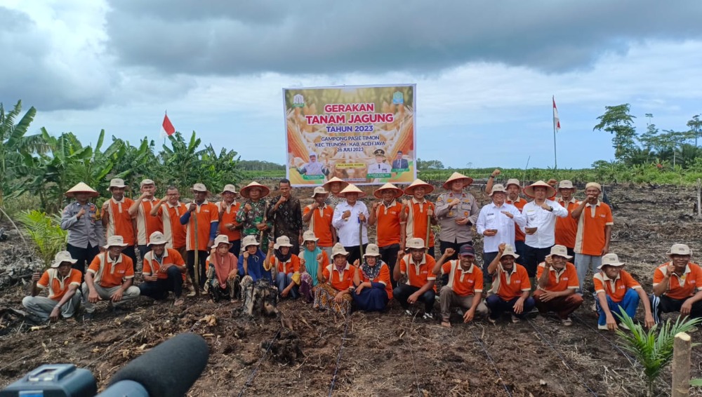 Tingkatkan Ketahanan Pangan, Pj. Bupati Aceh Jaya Pimpin Gerakan Tanam Jagung di Pasie Timon