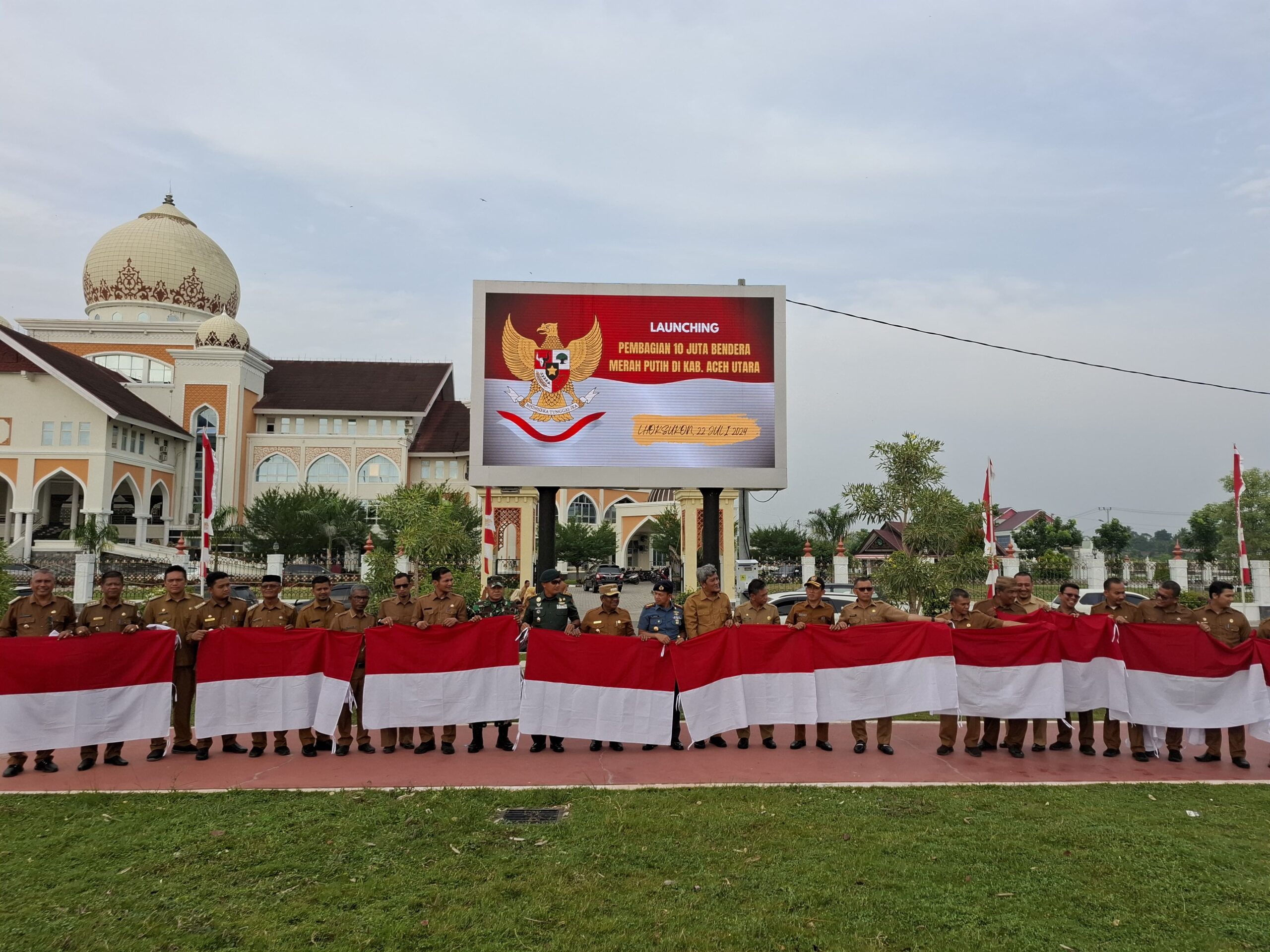 Dalam rangka memperingati Hari Ulang Tahun (HUT) Republik Indonesia yang ke-79, Penjabat (Pj) Bupati Aceh Jaya mengeluarkan edaran resmi terkait pemasangan bendera Merah Putih. Edaran ini merupakan bentuk penghormatan dan rasa cinta tanah air yang diharapkan dapat menggelorakan semangat nasionalisme di kalangan masyarakat. Pemasangan bendera Merah Putih tidak hanya simbolis, tetapi juga menggambarkan keberanian dan kesatuan bangsa dalam menghadapi berbagai tantangan. Dalam artikel ini, kita akan membahas lebih dalam mengenai edaran tersebut, pentingnya pemasangan bendera, serta partisipasi masyarakat dalam peringatan HUT RI ke-79. 1. Latar Belakang Edaran Pj. Bupati Aceh Jaya Pj. Bupati Aceh Jaya, sebagai pemimpin daerah, memiliki tanggung jawab untuk mengingatkan masyarakat akan nilai-nilai kebangsaan, salah satunya melalui simbol bendera Merah Putih. Edaran ini diharapkan dapat meningkatkan kesadaran masyarakat terhadap sejarah perjuangan bangsa dan pentingnya merayakan kemerdekaan. Dalam latar belakang edaran ini, terdapat beberapa pertimbangan yang mendasarinya. Pertama, HUT RI merupakan momentum yang sangat penting dalam sejarah Indonesia. Setiap tahun, perayaan ini diisi dengan berbagai kegiatan yang merujuk pada sejarah perjuangan para pahlawan. Melalui pemasangan bendera, masyarakat diingatkan untuk selalu menghargai jasa-jasa mereka yang telah berjuang demi kemerdekaan. Kedua, pemasangan bendera adalah ekspresi cinta terhadap tanah air. Dengan memasang bendera Merah Putih di rumah atau tempat umum, masyarakat menunjukkan identitas mereka sebagai warga negara Indonesia yang cinta bangsa. Selain itu, edaran ini juga diharapkan dapat menciptakan suasana yang meriah dan penuh semangat di lingkungan masyarakat. Kegiatan pemasangan bendera Merah Putih bisa menjadi ajang untuk mempererat tali silaturahmi antarwarga. Melalui kerja sama dalam kegiatan tersebut, masyarakat dapat saling berinteraksi dan memperkuat rasa kebersamaan. Dengan demikian, edaran Pj. Bupati Aceh Jaya menjadi langkah strategis untuk memfasilitasi pelaksanaan peringatan HUT RI ke-79 yang lebih bermakna. 2. Pentingnya Pemasangan Bendera Merah Putih dalam Peringatan HUT RI Pemasangan bendera Merah Putih dalam rangka memperingati HUT RI memiliki makna yang sangat dalam bagi bangsa Indonesia. Bendera Merah Putih bukan hanya sekadar kain yang berkibar di angkasa, tetapi melambangkan identitas bangsa, nilai-nilai perjuangan, dan pemersatu rakyat. Dalam konteks ini, pentingnya pemasangan bendera dapat dilihat dari berbagai aspek. Pertama, secara simbolis, bendera Merah Putih melambangkan keberanian dan semangat juang rakyat Indonesia. Warna merah melambangkan keberanian, sementara putih melambangkan suci dan damai. Dengan memasang bendera, masyarakat turut mengingatkan diri sendiri dan orang lain akan perjuangan yang telah dilakukan untuk meraih kemerdekaan. Ini adalah waktu untuk introspeksi, mengenang kembali sejarah perjuangan para pahlawan dan menumbuhkan semangat untuk meneruskan cita-cita kemerdekaan. Kedua, pemasangan bendera juga berfungsi sebagai simbol persatuan dan kesatuan bangsa. Di tengah berbagai perbedaan yang ada, bendera Merah Putih adalah pengikat yang menyatukan seluruh elemen masyarakat. Pemasangan bendera di setiap rumah merupakan bentuk partisipasi aktif masyarakat dalam merayakan kemerdekaan, sekaligus menunjukkan bahwa mereka mendukung dan menghormati nilai-nilai kebangsaan. Dengan demikian, pemasangan bendera merupakan langkah kecil yang berdampak besar bagi kekuatan persatuan bangsa. Ketiga, kegiatan ini juga menciptakan momen kebersamaan dalam masyarakat. Melalui pemasangan bendera, warga dapat berinteraksi dan saling membantu, menciptakan suasana yang meriah dan penuh semangat. Kegiatan ini bisa menjadi ajang untuk mengadakan perlombaan, festival, atau acara budaya lainnya yang melibatkan masyarakat. Hal ini tentu dapat mempererat hubungan sosial antarwarga dan membangun rasa saling pengertian di dalam komunitas. Dengan demikian, pentingnya pemasangan bendera Merah Putih tidak hanya terletak pada aspek simbolis, tetapi juga pada dampak sosial dan emosional yang ditimbulkan. Melalui tindakan sederhana ini, masyarakat dapat terlibat langsung dalam peringatan HUT RI, merasakan semangat kemerdekaan, dan memperkuat rasa cinta terhadap tanah air. 3. Implementasi Edaran Pemasangan Bendera di Aceh Jaya Setelah edaran diterbitkan oleh Pj. Bupati Aceh Jaya, langkah-langkah implementasi pun segera dilakukan untuk memastikan bahwa pemasangan bendera Merah Putih dapat terlaksana dengan baik. Pemerintah daerah berperan aktif dalam mengoordinasikan kegiatan ini agar masyarakat dapat memahami pentingnya partisipasi mereka dalam merayakan HUT RI ke-79. Pertama, sosialisasi mengenai edaran ini dilakukan melalui berbagai saluran komunikasi, baik itu melalui media sosial, radio lokal, maupun kegiatan masyarakat. Pemerintah daerah mengajak seluruh elemen masyarakat, mulai dari instansi pemerintahan, swasta, hingga komunitas lokal, untuk berpartisipasi dalam pemasangan bendera. Dengan cara ini, diharapkan informasi mengenai edaran dapat tersebar luas dan diikuti oleh semua lapisan masyarakat. Kedua, pemerintah juga menyediakan berbagai fasilitas dan dukungan bagi masyarakat dalam melaksanakan edaran tersebut. Misalnya, distribusi bendera Merah Putih secara gratis atau dengan harga terjangkau agar masyarakat dapat dengan mudah memperoleh bendera untuk dipasang di rumah atau tempat usaha mereka. Selain itu, pihak pemerintah juga berencana mengadakan kegiatan lomba pemasangan bendera yang melibatkan masyarakat, sehingga dapat mendorong kreativitas dan rasa kebersamaan. Ketiga, pemerintah daerah juga akan mengadakan kegiatan-kegiatan lain yang berkaitan dengan peringatan HUT RI ke-79, seperti upacara bendera, perlombaan, dan pameran seni budaya. Semua kegiatan ini bertujuan untuk menciptakan suasana yang meriah dan penuh semangat di Aceh Jaya. Dengan adanya berbagai kegiatan ini, masyarakat diharapkan dapat lebih terlibat aktif dan merasakan kebanggaan sebagai warga negara Indonesia. Implementasi edaran pemasangan bendera di Aceh Jaya adalah contoh nyata bagaimana pemerintah daerah berupaya mengajak masyarakat untuk merayakan kemerdekaan dengan semangat kolektif. Melalui langkah-langkah yang diambil, diharapkan dapat tercipta momen bersejarah yang tidak hanya diingat, tetapi juga dirasakan oleh seluruh warga Aceh Jaya. 4. Partisipasi Masyarakat dalam Peringatan HUT RI ke-79 Suksesnya peringatan HUT RI ke-79 sangat bergantung pada partisipasi aktif masyarakat. Dalam konteks ini, berbagai inisiatif dapat dilakukan oleh masyarakat untuk mendukung edaran pemasangan bendera Merah Putih yang dikeluarkan oleh Pj. Bupati Aceh Jaya. Berbagai bentuk partisipasi ini tidak hanya akan menambah semarak perayaan, tetapi juga memperkuat rasa cinta tanah air di kalangan masyarakat. Salah satu bentuk partisipasi yang bisa dilakukan adalah dengan memasang bendera Merah Putih di rumah masing-masing. Setiap individu atau keluarga dapat memiliki bendera yang dipasang di depan rumah, sebagai simbol dukungan mereka terhadap bangsa dan negara. Selain itu, masyarakat juga dapat mengajak tetangga atau teman-teman untuk melakukan hal yang sama, sehingga suasana perayaan menjadi lebih meriah. Masyarakat juga dapat terlibat dalam kegiatan-kegiatan yang diadakan oleh pemerintah daerah atau komunitas lokal, seperti perlombaan, festival, atau upacara 17 Agustus. Kegiatan-kegiatan ini tidak hanya memberikan kesempatan bagi masyarakat untuk berinteraksi, tetapi juga memberikan pengalaman berharga dalam merayakan kemerdekaan. Dengan berpartisipasi dalam berbagai kegiatan tersebut, masyarakat turut berkontribusi dalam memperkuat rasa persatuan dan kesatuan bangsa. Selanjutnya, masyarakat juga dapat menggunakan media sosial untuk menyebarkan semangat perayaan HUT RI ke-79. Dengan membagikan foto-foto bendera yang dipasang, atau momen-momen perayaan kemerdekaan di media sosial, masyarakat dapat menginspirasi orang lain untuk turut serta dalam merayakan hari bersejarah ini. Media sosial menjadi alat yang efektif untuk menjangkau lebih banyak orang dan menyebarkan pesan kebangsaan. Dengan berbagai bentuk partisipasi ini, masyarakat Aceh Jaya diharapkan dapat merayakan HUT RI ke-79 dengan semangat yang tinggi. Perayaan ini bukan hanya sekadar kegiatan tahunan, tetapi juga merupakan momen untuk merenungkan arti kemerdekaan dan menumbuhkan rasa cinta tanah air di setiap individu.