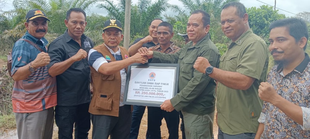 Badan Penanggulangan Bencana Daerah (BPBD) adalah lembaga yang sangat penting dalam penanganan bencana alam di Indonesia. Di Aceh Jaya, BPBK (Badan Penanggulangan Bencana Kabupaten) berperan sebagai garda terdepan dalam pengelolaan risiko bencana dan memberikan bantuan pada saat terjadi bencana. Dalam konteks ini, Aceh Jaya yang sering kali menghadapi risiko bencana, seperti gempa bumi, banjir, dan longsor, memerlukan struktur manajemen bencana yang efisien dan responsif. Artikel ini akan menjelaskan lebih dalam tentang BPBK Aceh Jaya dengan membahas tugas dan fungsinya, strategi penanggulangan bencana, pelatihan dan pendidikan masyarakat, serta peran teknologi dalam manajemen bencana. Tugas dan Fungsi BPBK Aceh Jaya BPBK Aceh Jaya memiliki peran yang sangat penting dalam konteks penanganan bencana. Tugas utamanya adalah merencanakan, melaksanakan, dan mengawasi program penanggulangan bencana di wilayah tersebut. BPBK bertanggung jawab dalam menyusun rencana kontinjensi yang jelas dan terstruktur guna mengatasi berbagai ancaman bencana yang mungkin terjadi. Ini mencakup pengumpulan data dan informasi terkait potensi bencana, penyusunan peta risiko, serta identifikasi daerah yang paling rentan terhadap bencana. Selain itu, BPBK juga berfungsi sebagai koordinator antara berbagai lembaga dan organisasi yang terlibat dalam penanggulangan bencana. Dalam situasi bencana, BPBK akan memfasilitasi kerjasama antara pemerintah daerah, TNI, Polri, serta organisasi non-pemerintah. Ini penting untuk memastikan bahwa sumber daya dan bantuan yang tersedia dapat digunakan secara maksimal dan tepat sasaran. BPBK Aceh Jaya juga berperan dalam penyuluhan kepada masyarakat. Masyarakat perlu diberikan pemahaman akan risiko bencana yang ada di daerah mereka dan bagaimana cara mengurangi risiko tersebut. Melalui program sosialisasi dan pelatihan, BPBK membekali masyarakat dengan pengetahuan dan keterampilan untuk bersiap menghadapi bencana, sehingga mereka dapat mengambil tindakan cepat dan tepat saat bencana terjadi. Dengan adanya BPBK, diharapkan masyarakat Aceh Jaya dapat lebih siap dan tanggap dalam menghadapi risiko bencana yang ada. Tugas dan fungsi BPBK sangat krusial dalam menciptakan budaya siap siaga bencana di kalangan masyarakat, yang pada gilirannya dapat mengurangi jumlah korban jiwa dan kerugian yang diakibatkan oleh bencana. Strategi Penanggulangan Bencana di Aceh Jaya Aceh Jaya memiliki beragam strategi dalam penanggulangan bencana yang diimplementasikan oleh BPBK. Salah satu strategi utama adalah pendekatan berbasis masyarakat. BPBK melibatkan masyarakat dalam setiap tahap proses penanggulangan bencana, mulai dari perencanaan hingga evaluasi. Pendekatan ini bertujuan untuk membangun kapasitas masyarakat dalam menghadapi bencana serta memperkuat kerjasama antarwarga. Selain itu, BPBK juga mengembangkan sistem peringatan dini untuk berbagai jenis bencana. Sistem ini meliputi pengamatan cuaca, monitoring aktivitas seismik, dan pengumpulan data dari berbagai sumber. Dengan adanya sistem peringatan dini, masyarakat dapat diberikan informasi yang akurat dan tepat waktu mengenai ancaman bencana, sehingga mereka dapat mengambil langkah-langkah pencegahan yang diperlukan. Dalam hal ini, BPBK juga berkolaborasi dengan berbagai pihak, baik di tingkat lokal maupun nasional, untuk mengembangkan infrastruktur yang lebih baik dalam penanggulangan bencana. Hal ini mencakup pembangunan tempat evakuasi yang aman, pengadaan alat-alat penyelamatan, serta peningkatan kapasitas SDM dalam penanganan bencana. Pembentukan jejaring komunikasi yang efektif juga menjadi salah satu strategi penting. BPBK memastikan bahwa informasi tentang situasi terkini dan langkah-langkah penanggulangan bencana dapat disampaikan dengan cepat dan jelas kepada masyarakat. Dengan jaringan komunikasi yang baik, proses evakuasi dan distribusi bantuan dapat dilakukan secara efisien. Melalui berbagai strategi ini, BPBK Aceh Jaya berupaya untuk mengurangi dampak bencana dan meningkatkan ketangguhan masyarakat terhadap risiko bencana. Langkah-langkah yang diambil tidak hanya berfokus pada penanggulangan saat bencana terjadi, tetapi juga pada upaya mitigasi dan pencegahan yang dilakukan sebelum terjadinya bencana. Pelatihan dan Pendidikan Masyarakat Pendidikan dan pelatihan masyarakat menjadi salah satu fokus utama BPBK Aceh Jaya. Program ini bertujuan untuk membekali masyarakat dengan pengetahuan dan keterampilan yang diperlukan dalam menghadapi bencana. BPBK mengadakan berbagai pelatihan, mulai dari pelatihan dasar penanggulangan bencana, manajemen evakuasi, hingga pelatihan keterampilan khusus seperti pertolongan pertama. BPBK juga aktif melakukan sosialisasi kepada masyarakat tentang pentingnya memiliki rencana kesiapsiagaan bencana. Masyarakat diajarkan untuk merencanakan evakuasi keluarga, menentukan titik kumpul, serta mempersiapkan peralatan dan barang-barang penting yang diperlukan saat bencana terjadi. Dengan memiliki rencana yang jelas, diharapkan masyarakat dapat lebih tenang dan terkoordinasi saat menghadapi situasi darurat. Selain itu, BPBK juga bekerja sama dengan sekolah-sekolah untuk mengintegrasikan pendidikan tentang bencana ke dalam kurikulum. Anak-anak diajarkan tentang jenis-jenis bencana, cara mengidentifikasi tanda-tanda bahaya, dan prosedur evakuasi yang aman. Melalui pendidikan, BPBK berharap dapat menciptakan generasi yang lebih sadar akan risiko bencana dan mampu mengambil tindakan yang tepat saat menghadapi bahaya. Program pelatihan dan pendidikan ini tidak hanya terbatas pada masyarakat umum, tetapi juga menyasar kepada aparat pemerintah dan relawan. BPBK sering mengadakan workshop dan seminar yang melibatkan berbagai stakeholder dalam manajemen bencana. Dengan melibatkan berbagai pihak, diharapkan dapat tercipta sinergi yang baik dalam penanggulangan bencana di Aceh Jaya. Dengan adanya upaya pendidikan dan pelatihan ini, BPBK Aceh Jaya berkomitmen untuk membangun kapasitas masyarakat dalam menghadapi bencana. Masyarakat yang teredukasi dan terlatih akan lebih siap dan mampu menghadapi risiko bencana dengan lebih baik. Peran Teknologi dalam Manajemen Bencana Teknologi memainkan peran yang sangat penting dalam manajemen bencana di Aceh Jaya. BPBK memanfaatkan berbagai teknologi untuk mendukung tugas dan fungsi mereka dalam penanggulangan bencana. Salah satu teknologi yang digunakan adalah sistem informasi geografis (SIG) yang membantu dalam pemetaan dan analisis risiko bencana. Dengan menggunakan SIG, BPBK dapat memetakan daerah yang paling rentan terhadap bencana dan merencanakan langkah-langkah mitigasi yang tepat. Selain SIG, BPBK juga memanfaatkan aplikasi mobile dan platform digital untuk menyebarkan informasi tentang bencana kepada masyarakat. Aplikasi ini memungkinkan masyarakat untuk mendapatkan informasi terkini mengenai potensi bencana, jalur evakuasi, dan lokasi pusat bantuan. Dengan demikian, masyarakat dapat lebih siap dan memperoleh akses yang lebih baik terhadap informasi yang dibutuhkan saat terjadi bencana. BPBK juga bekerja sama dengan lembaga lain dalam pengembangan sistem peringatan dini berbasis teknologi. Dengan menggunakan sensor dan perangkat monitoring, BPBK dapat mendeteksi tanda-tanda risiko bencana seperti gempa bumi dan tsunami lebih awal. Informasi ini kemudian disampaikan kepada masyarakat melalui berbagai saluran komunikasi, seperti SMS atau media sosial. Penggunaan drone dalam pemantauan area pasca bencana juga menjadi salah satu inovasi yang diterapkan oleh BPBK. Dengan menggunakan drone, BPBK dapat melakukan survei dan pemetaan wilayah yang terkena bencana secara cepat dan akurat. Hal ini sangat membantu dalam menentukan langkah-langkah selanjutnya yang perlu diambil dalam proses penanganan bencana. Dengan memanfaatkan teknologi modern, BPBK Aceh Jaya berupaya untuk meningkatkan efisiensi dan efektivitas dalam melakukan penanggulangan bencana. Teknologi tidak hanya membantu dalam pengumpulan dan analisis data, tetapi juga dalam penyampaian informasi kepada masyarakat, sehingga diharapkan dapat mengurangi dampak bencana dan meningkatkan keselamatan masyarakat.